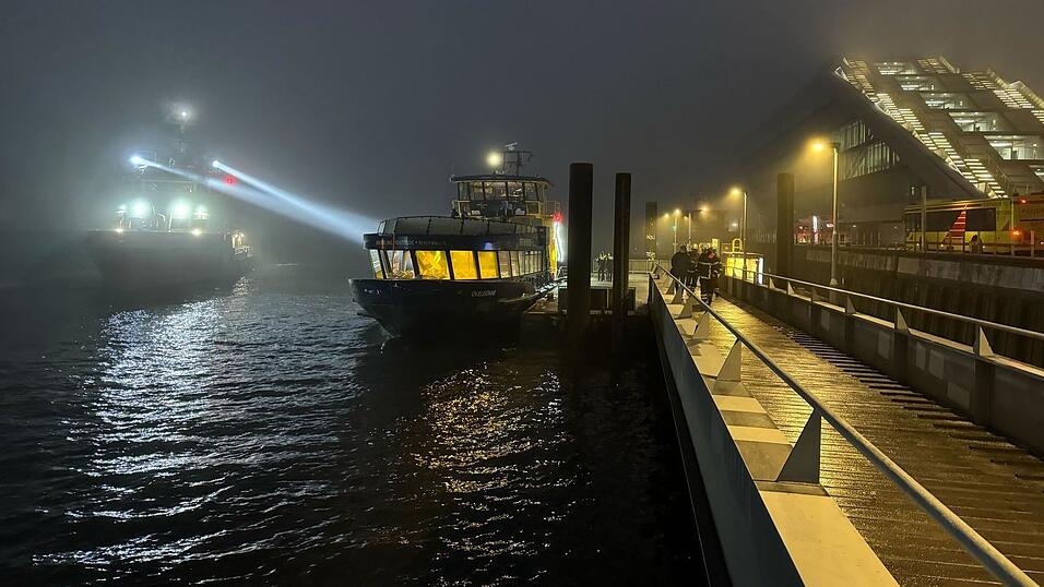 Bei einem Schiffsunfall auf der Elbe ist ersten Erkenntnissen zufolge auch ein Mensch lebensgefährlich verletzt worden. Bei einem Schiffsunfall auf der Elbe ist ersten Erkenntnissen zufolge auch ein Mensch lebensgefährlich verletzt worden.