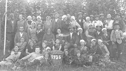 Foto eins zeigt Hopfenpflücker, hauptsächlich aus Miltach. Auf dem Metzenbehältnis steht die Jahreszahl 1935.