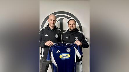 Gemeinsam anpacken: Neuzugang Martin Stoller (li.) mit SVL-Sportleiter Max Maier.