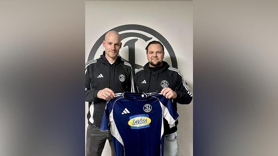 Gemeinsam anpacken: Neuzugang Martin Stoller (li.) mit SVL-Sportleiter Max Maier.