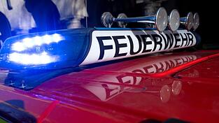 Beim Eintreffen der Feuerwehr stand der Dachstuhl voll in Brand. (Symbolbild)