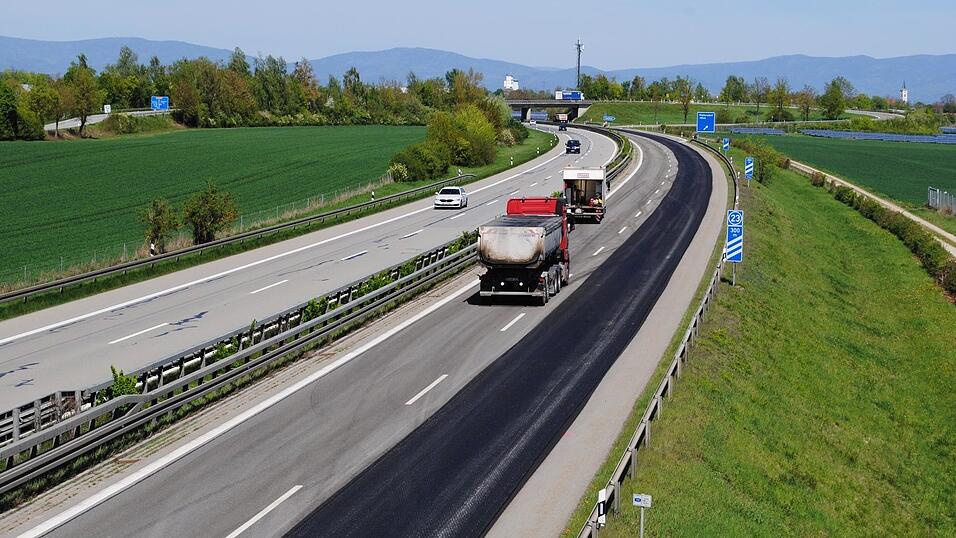Am Wochenende hat die Autobahn GmbH S&uuml;dbayern die Asphaltdecke auf der A 92 erneuert.