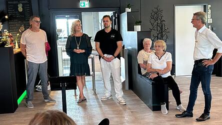 Bei der Begrüßung mit Landrat Bernd Sibler (stehend, v. r.), Stefan Heller, Bianca Steinecker-Heller und Vermieter Peter Radlsbeck. Bei der Begrüßung mit Landrat Bernd Sibler (stehend, v. r.), Stefan Heller, Bianca Steinecker-Heller und Vermieter Peter Radlsbeck.