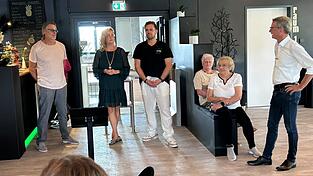 Bei der Begrüßung mit Landrat Bernd Sibler (stehend, v. r.), Stefan Heller, Bianca Steinecker-Heller und Vermieter Peter Radlsbeck. Bei der Begrüßung mit Landrat Bernd Sibler (stehend, v. r.), Stefan Heller, Bianca Steinecker-Heller und Vermieter Peter Radlsbeck.