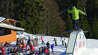 Der Family-Cross-Park am Großen Arber lockt mit Spaßwellen, Schanzen und extrabreiten Hindernissen. Der Family-Cross-Park am Großen Arber lockt mit Spaßwellen, Schanzen und extrabreiten Hindernissen.