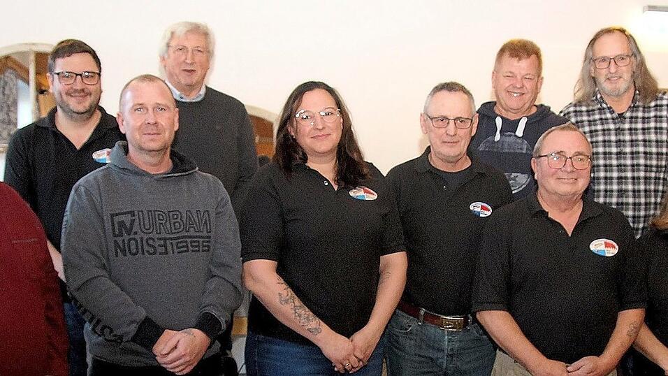 Die neu gew&auml;hlte Vorstandschaft mit Vorsitzendem Matthias Reiter (vorne 2.v.r.).