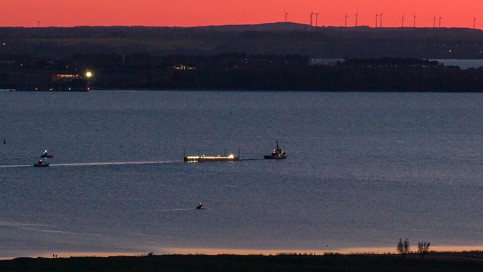 Das Schleppschiff Robin Hood (r) schleppt die Barge in die Ostsee Richtung Fehmarn.