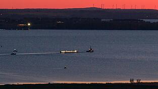 Das Schleppschiff Robin Hood (r) schleppt die Barge in die Ostsee Richtung Fehmarn.