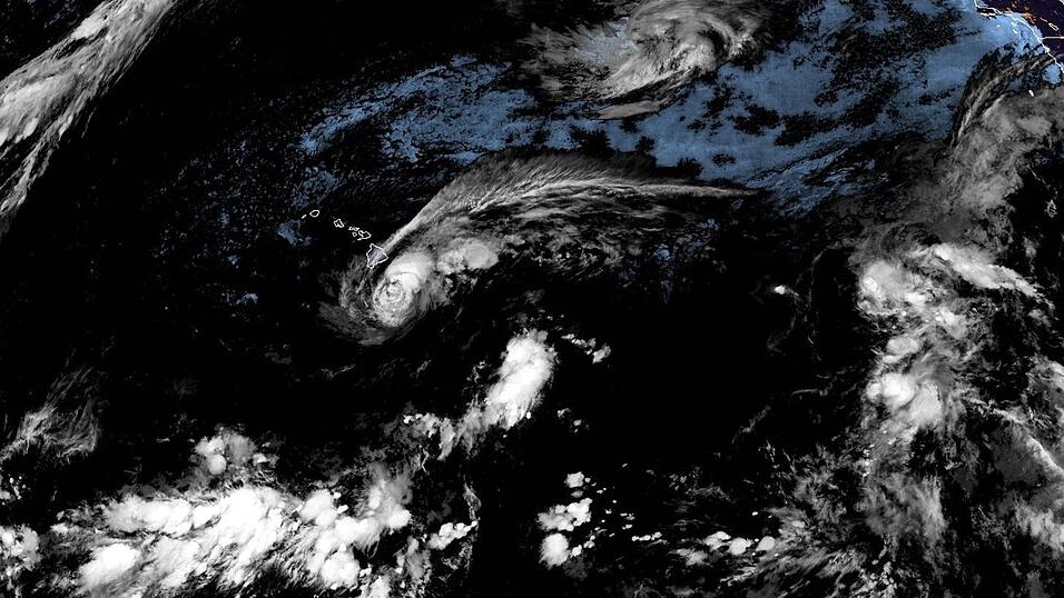 Die Meteorologen rechnen damit, dass die sogenannte Eyewall im Zentrum des Sturms mit den stärksten Winden im Laufe des Samstags über oder nahe der Südspitze von Big Island hinwegzieht. Die Meteorologen rechnen damit, dass die sogenannte Eyewall im Zentrum des Sturms mit den stärksten Winden im Laufe des Samstags über oder nahe der Südspitze von Big Island hinwegzieht.