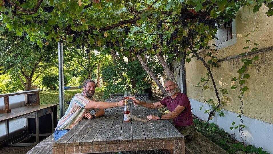 Die Veranstalter des Weinfestes - Stephan Kappl (rechts) und Stefan Hurzlmeier - freuen sich auch ein gelungenes Wochenende. Die Veranstalter des Weinfestes - Stephan Kappl (rechts) und Stefan Hurzlmeier - freuen sich auch ein gelungenes Wochenende.