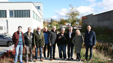 Bei der Vorstellung der Pläne: Heinrich Aumer (von links), Klaus Fischer Beirat, Rainer Höfler Beirat, Helmut Schweikel Beirat, Siegried Pislor Vorstand, Simone Schäffer Architektin, Franz Lindl Vorstand, Rosalinde Knie Beirätin und Christopher Dietmaier Schatzmeister. Bei der Vorstellung der Pläne: Heinrich Aumer (von links), Klaus Fischer Beirat, Rainer Höfler Beirat, Helmut Schweikel Beirat, Siegried Pislor Vorstand, Simone Schäffer Architektin, Franz Lindl Vorstand, Rosalinde Knie Beirätin und Christopher Dietmaier Schatzmeister.