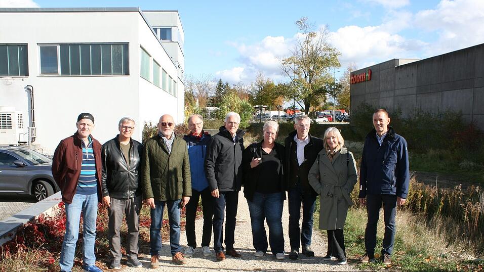 Bei der Vorstellung der Pläne: Heinrich Aumer (von links), Klaus Fischer Beirat, Rainer Höfler Beirat, Helmut Schweikel Beirat, Siegried Pislor Vorstand, Simone Schäffer Architektin, Franz Lindl Vorstand, Rosalinde Knie Beirätin und Christopher Dietmaier Schatzmeister. Bei der Vorstellung der Pläne: Heinrich Aumer (von links), Klaus Fischer Beirat, Rainer Höfler Beirat, Helmut Schweikel Beirat, Siegried Pislor Vorstand, Simone Schäffer Architektin, Franz Lindl Vorstand, Rosalinde Knie Beirätin und Christopher Dietmaier Schatzmeister.