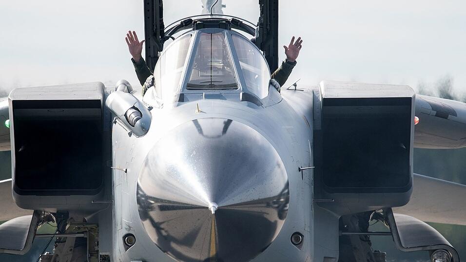 Tornado-Kampfjets sind in der Eifel stationiert, um im Ernstfall US-Atombomben einzusetzen. (Archivbild) Tornado-Kampfjets sind in der Eifel stationiert, um im Ernstfall US-Atombomben einzusetzen. (Archivbild)
