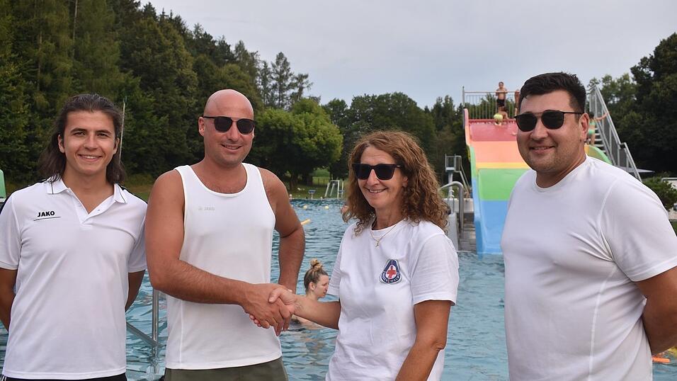Zu den bestandenen Pr&uuml;fungen gratuliert Helga Hundhammer von der Wasserwacht den Schwimmmeistern (von links) Thomas Loch, Stefan Westermeier und Andreas Schiller.