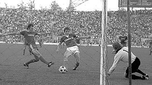 Da haben Franz Beckenbauer (links) und Torwart Sepp Maier das Nachsehen: Klaus Fischer erzielt eines seiner vier Tore zum Schalker 7:0-Sieg beim FC Bayern am 9. Oktober 1976. An diesem Freitag wird die aus Kreuzstraßl bei Zwiesel stammende S04-Legende 75 Jahre alt.