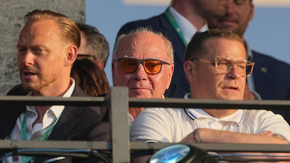 Gemeinsam im Olympiastadion auf der Tribüne: Uli Hoeneß (M) und Max Eberl (r). Gemeinsam im Olympiastadion auf der Tribüne: Uli Hoeneß (M) und Max Eberl (r).