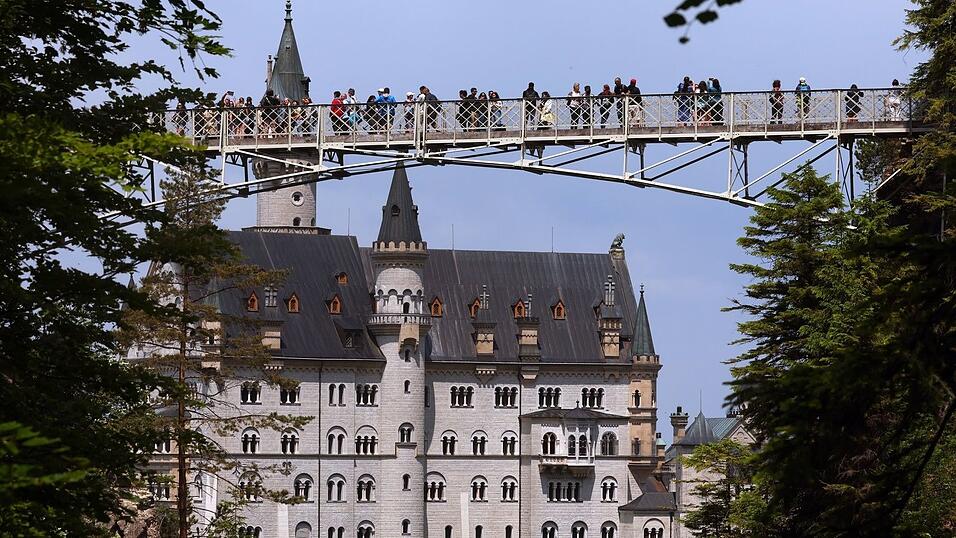 Auf der Marienbrücke gegenüber Schloss Neuschwanstein hatte der Täter seine beiden Opfer kennengelernt. (Archivbild) Auf der Marienbrücke gegenüber Schloss Neuschwanstein hatte der Täter seine beiden Opfer kennengelernt. (Archivbild)