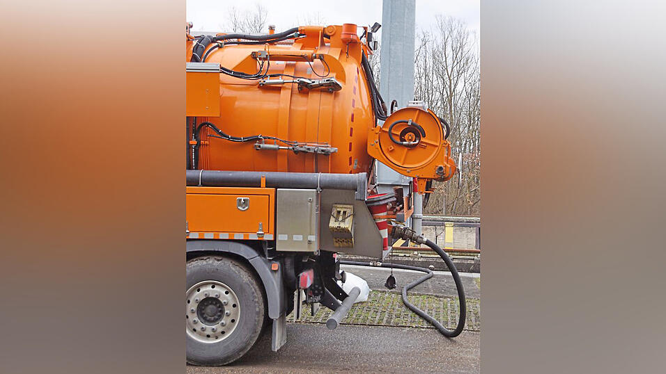 Dieses Spezialfahrzeug aus Ingolstadt pumpte den Treibstoff ab. Dieses Spezialfahrzeug aus Ingolstadt pumpte den Treibstoff ab.