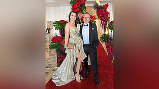 Mit einer perfekt dem Anlass angepassten Garderobe nahmen Arthur Loibl und seine Verlobte Erika Fejes an der Oscar-Verleihung teil.