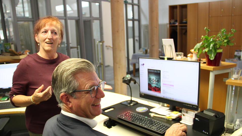 Krimifan B&uuml;rgermeister Hans Schmalhofer l&auml;sst sich das Programm schon vorab von B&uuml;chereileiterin Beate Altmann zeigen.