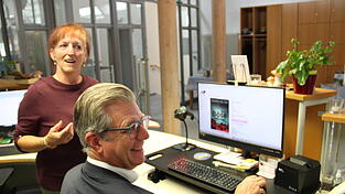Krimifan B&uuml;rgermeister Hans Schmalhofer l&auml;sst sich das Programm schon vorab von B&uuml;chereileiterin Beate Altmann zeigen.