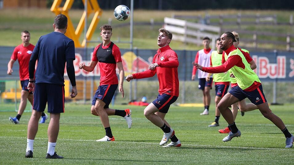 'Er ist wirklich schnell', sagt Eric Martel (3.v.l.) über Nationalspieler Timo Werner (am Ball). (Foto: imago)