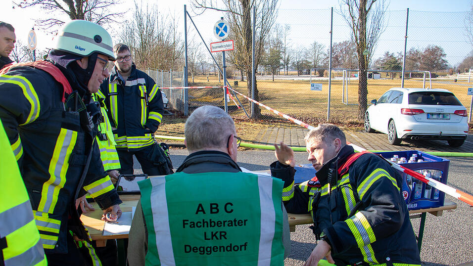 Nach dem Chlorgasaustritt am Elypso waren zahlreiche Einsatzkräfte vor Ort. 