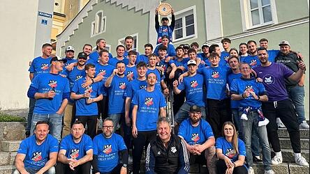 Die Irlbacher Meistermacher: Voller Zuversicht blickt die Semmelmann-Truppe auf die neue Saison im Kreisunterhaus, in das der Klub nach zweijähriger Abstinenz zurückkehrt. Doch zunächst wird gefeiert.