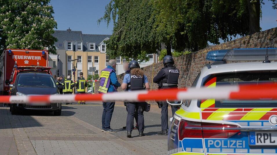 Einsatzkr&auml;fte sind mit einem Gro&szlig;aufgebot vor Ort.
