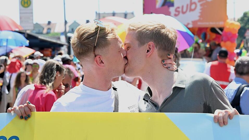 Krause und sein Lebensgefährte küssen sich beim CSD. (Archivbild) Krause und sein Lebensgefährte küssen sich beim CSD. (Archivbild)