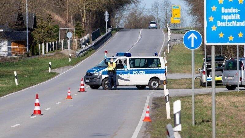 Polizisten stehen an der Bundesstraße 512 an einer Kontrollstelle an der Grenze zu Österreich. Foto: Sven Hoppe/dpa/Archivbild Polizisten stehen an der Bundesstraße 512 an einer Kontrollstelle an der Grenze zu Österreich. Foto: Sven Hoppe/dpa/Archivbild