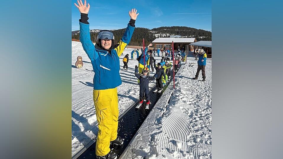 Die jüngste Skianfängergruppe unter Leitung von Übungsleiterin Johanna Putz (vorne im Bild) beim Liftfahren im Kinder- und Anfängerbereich des Arbers