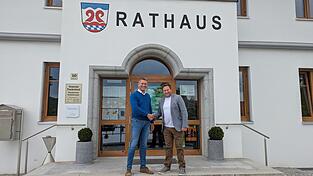 Freude über das Projekt Pferdepraxis in der Gemeinde Prackenbach: Bürgermeister Andreas Eckl (r.) und Oliver Baum, der Ehemann von Tierärztin Dr. Regina Baum.