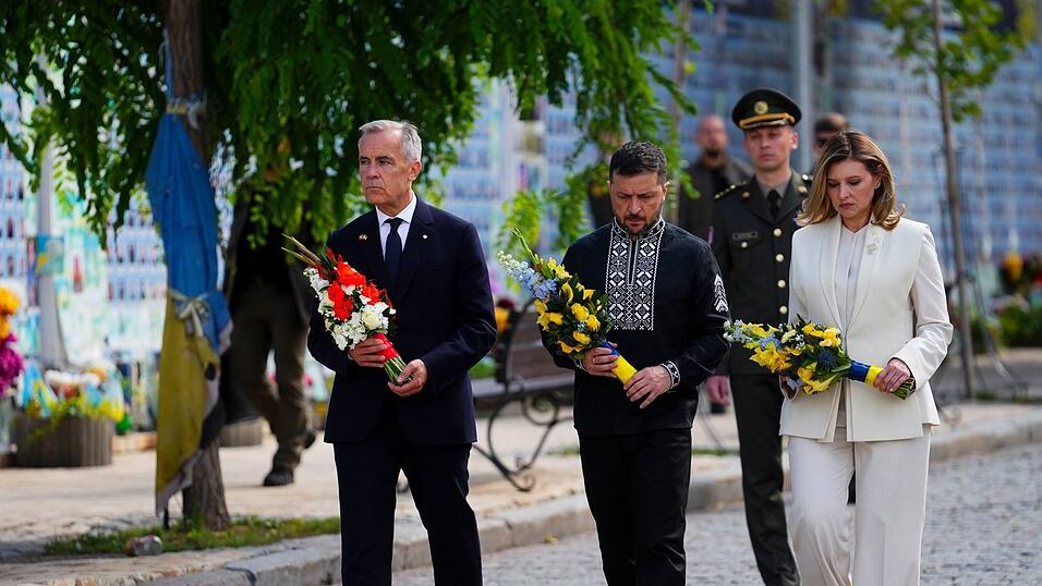 Kanadas Premierminister Mark Carney zusammen mit dem ukrainischen Präsidenten Wolodymyr Selenskyj und seiner Frau Olena bei einer Kranzniederlegung. Kanadas Premierminister Mark Carney zusammen mit dem ukrainischen Präsidenten Wolodymyr Selenskyj und seiner Frau Olena bei einer Kranzniederlegung.