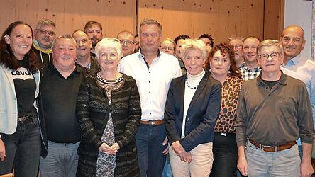 Bürgermeisterkandidat Michael Hillebrand inmitten seiner Mitstreiter von der neuen Wählervereinigung „Gemeinde neu ausrichten“, kurz GenAU.