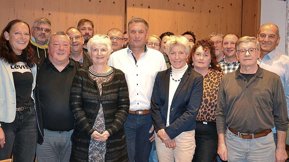 B&uuml;rgermeisterkandidat Michael Hillebrand inmitten seiner Mitstreiter von der neuen W&auml;hlervereinigung &bdquo;Gemeinde neu ausrichten&ldquo;, kurz GenAU.