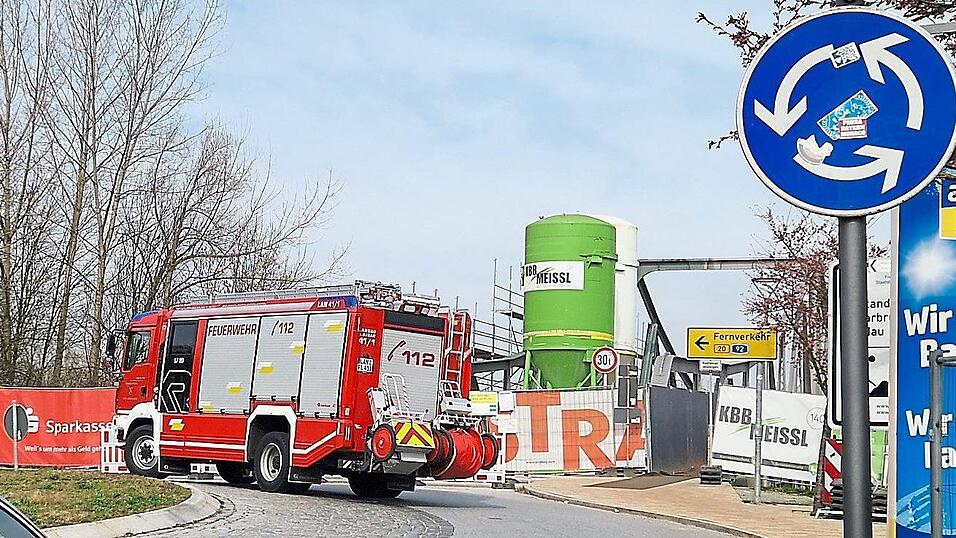 Links entlang am Kreisverkehr: Nach einem Jahr Sperrung sehnen auch die Einsatzkr&auml;fte ein Ende der Br&uuml;ckenbaustelle herbei.