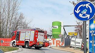 Links entlang am Kreisverkehr: Nach einem Jahr Sperrung sehnen auch die Einsatzkr&auml;fte ein Ende der Br&uuml;ckenbaustelle herbei.