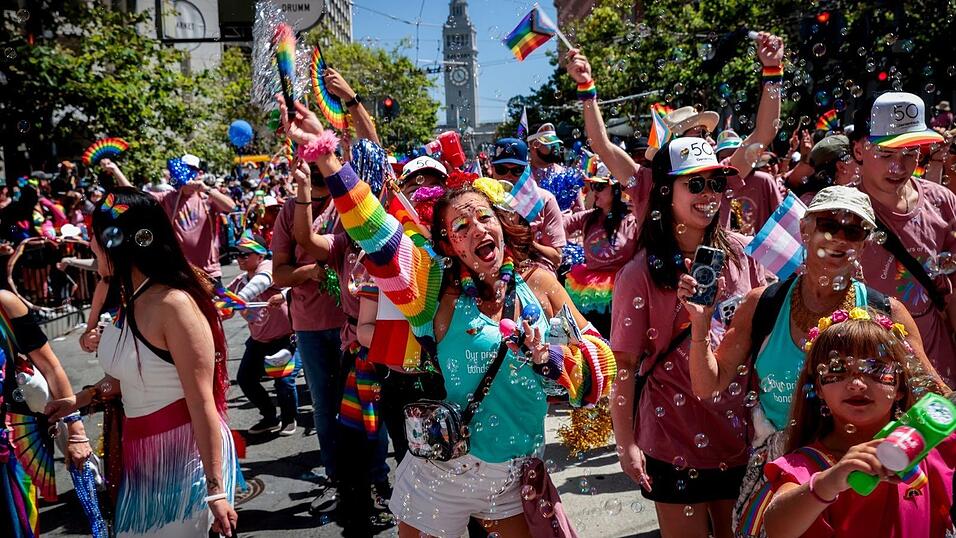 Hunderttausende sind als Pride-Teilnehmer und Zuschauer in San Francisco dabei.