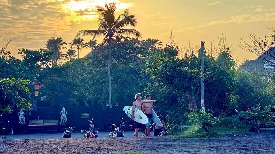 Surfen bei Sonnenaufgang - einer der Vorteile für Menschen, die mobil in Canggu arbeiten. Surfen bei Sonnenaufgang - einer der Vorteile für Menschen, die mobil in Canggu arbeiten.