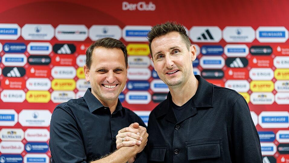 Sportvorstand Joti Chatzialexiou (l) und Trainer Miroslav Klose (r) schätzen sich.
