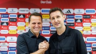 Sportvorstand Joti Chatzialexiou (l) und Trainer Miroslav Klose (r) schätzen sich.