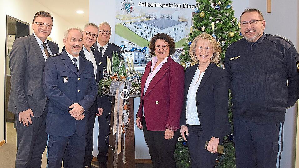 Vertreter von Bundes-, Länder- und Kommunalebene besuchten die Polizeiinspektion Dingolfing. Vertreter von Bundes-, Länder- und Kommunalebene besuchten die Polizeiinspektion Dingolfing.