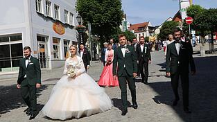 Das aktuelle Pfingstbrautpaar mit Brautf&uuml;hrern war bei der Fronleichnamsprozession selbstverst&auml;ndlich auch dabei. Dahinter die Akteure vom Vorjahr.