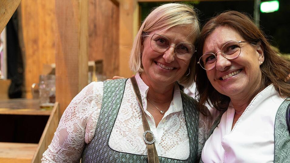 Als die Kapelle Josef Menzl am Montag, 10. August, im Festzelt Weckmann aufspielte, war die Stimmung ausgelassen. Als die Kapelle Josef Menzl am Montag, 10. August, im Festzelt Weckmann aufspielte, war die Stimmung ausgelassen.