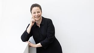 „Das demokratische ‘Wir’ im 21. Jahrhundert kann nicht das kulturell oder gar ethnisch homogene ‘Wir’ sein, das Rechtspopulisten predigen“: Schriftstellerin und Philosophin Thea Dorn über eine demokratische Gemeinschaft „Das demokratische ‘Wir’ im 21. Jahrhundert kann nicht das kulturell oder gar ethnisch homogene ‘Wir’ sein, das Rechtspopulisten predigen“: Schriftstellerin und Philosophin Thea Dorn über eine demokratische Gemeinschaft