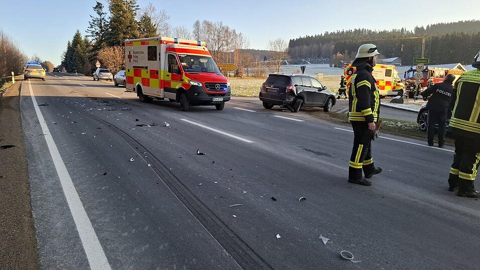 Bei einem Auffahrunfall wurden am Samstagnachmittag bei Fratersdorf zwei Personen verletzt.