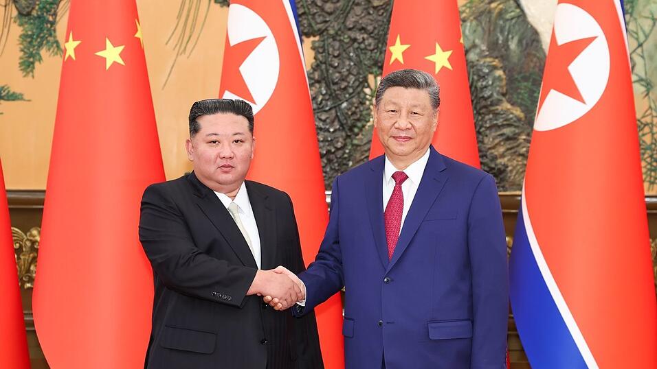 Der nordkoreanische Machthaber Kim Jong Un (l) trifft den chinesischen Präsidenten Xi Jinping in der Großen Halle des Volkes. (Archivfoto) Der nordkoreanische Machthaber Kim Jong Un (l) trifft den chinesischen Präsidenten Xi Jinping in der Großen Halle des Volkes. (Archivfoto)