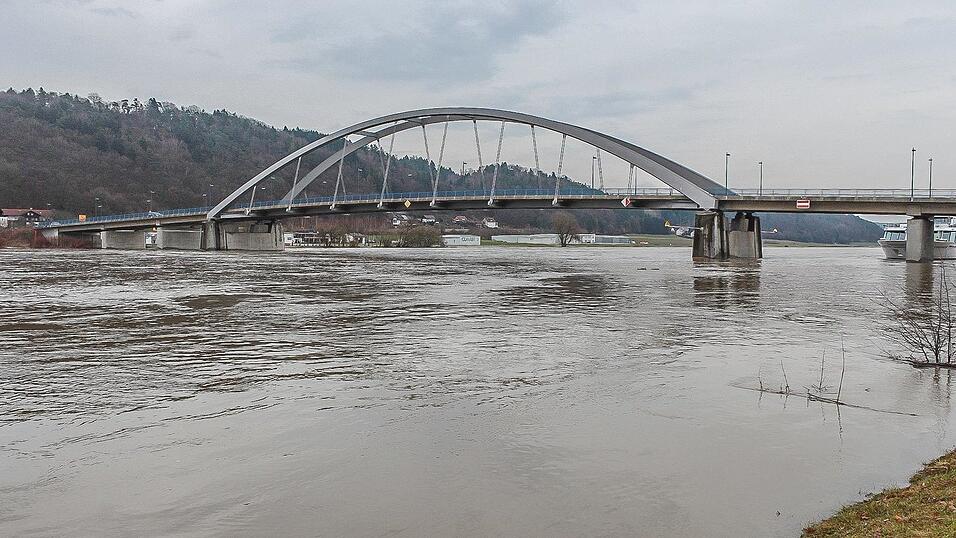 Auch in Vilshofen stieg die Donau &uuml;ber die Ufer.
