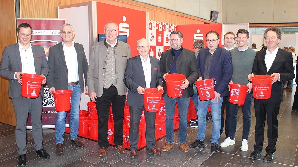 Der rote Eimer geh&ouml;rt einfach dazu zur ChamlandBau. Das sehen auch die Ehreng&auml;ste und Vertreter der Organisatoren bei der Er&ouml;ffnung so.